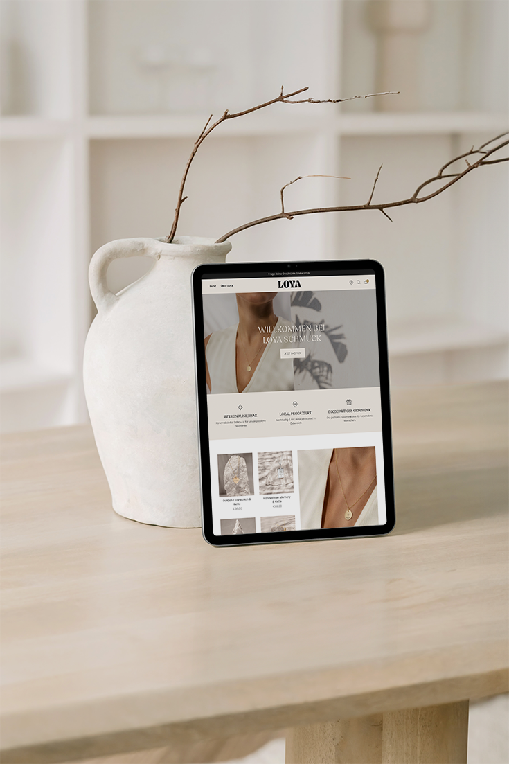 Mockup einer Website für Yogalehrerin Sandra von Wolkenyoga, feminin gestaltet.