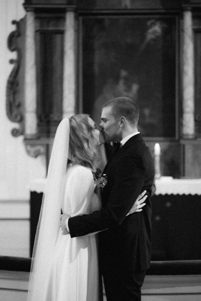 Wedding photograph of an intimate wedding ceremony by photographer Hannika Gabrielsson