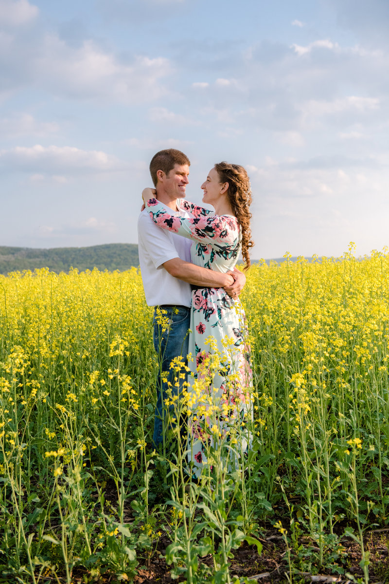 JandDstudio-farm-vintage-family-spring-couple-flowers