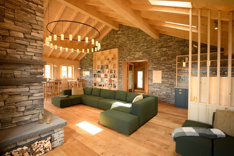 Lounge mit Kamin in der Berglodge