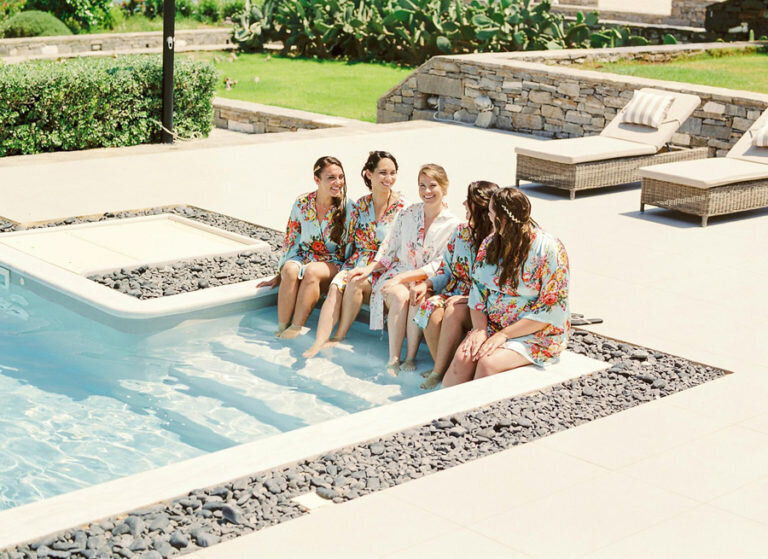 006-bridesmaids-at-the-pool-outside-aelia-vilas-paros-768x559