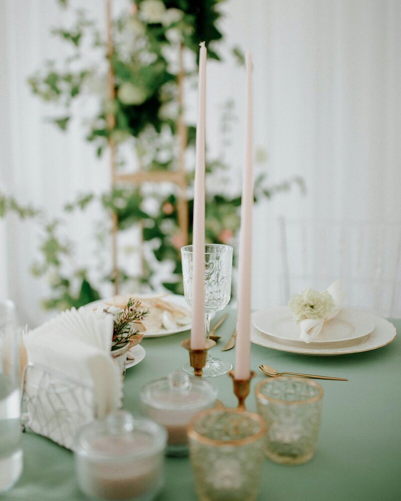 Elegant guest seating featuring pastel floral centerpieces, creating a serene and romantic atmosphere for a wedding reception. Girasole & Co. Weddings—Columbus, Ohio’s expert wedding planner—specializes in crafting personalized, beautiful weddings that reflect your unique vision.