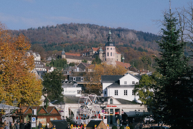 Ausblick vom Theater in die Stadt über den Weihnachtsmarkt