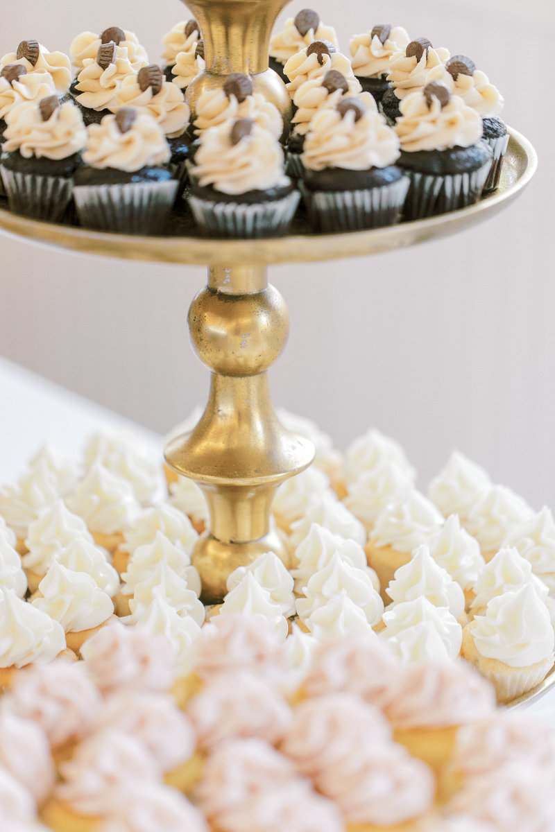 chocolate-vanilla-wedding-desserts
