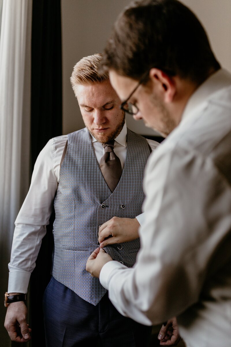 Getting Ready vom Bräutigam und seinem Trauzeugen bei Hochzeit in Bergisch Gladbach