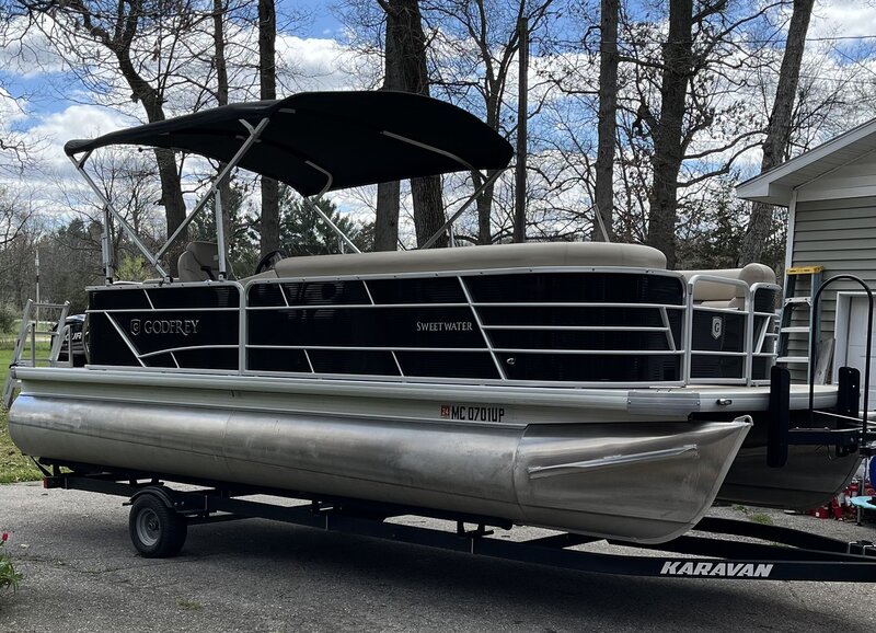 Pontoon for rent on sister lakes michigan