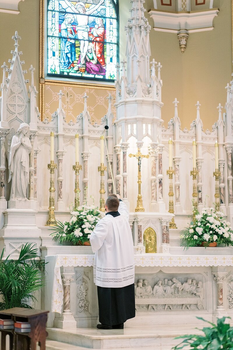 Detroit-Catholic-Wedding-Photos-at-The-Colony-Club-by-Detroit-Michigan-Catholic-Wedding-Photographer-_0012