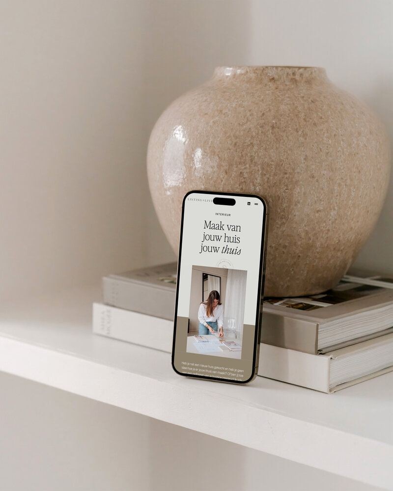 Mobiele website van Listing & Living met focus op interieuradvies en stylingdiensten