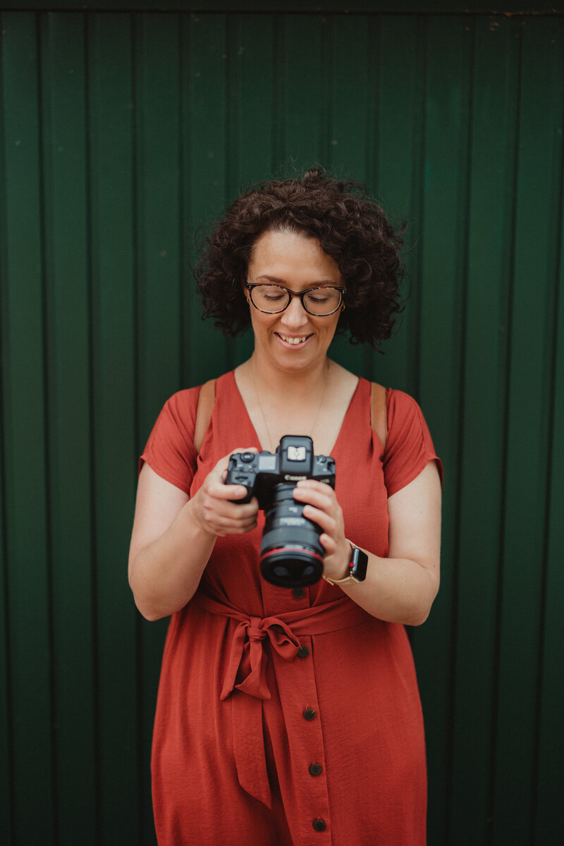 kay dawn looking at canon camera