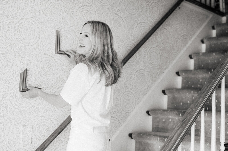 Lynnesy holding frame corners on the wall