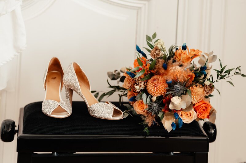 chaussures-de-mariee-et-bouquet-chic-et-colore