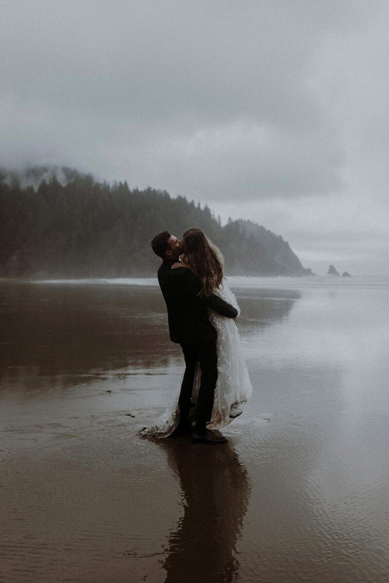 short-sand-beach-oregon-elopement