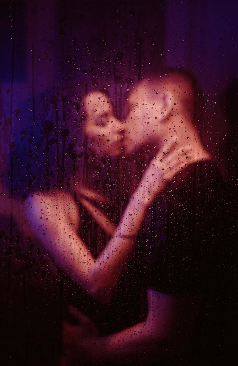 Séance photo de couple au style cinématographique et néon – une esthétique intense, entre ombre et lumière, pour un rendu unique et audacieux”