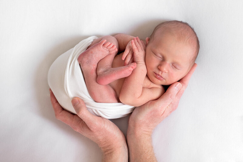 Newbornshoot bij je thuis met gezinsfoto. Tilburg Breda Den Bosch - Irene Maris Fotografie