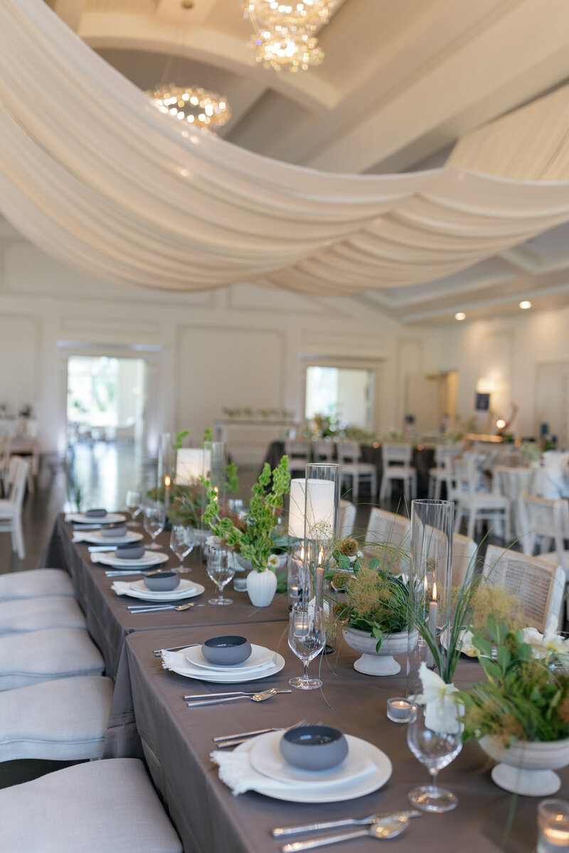 omantic head table decor with white roses, greenery garland, and gold candlesticks – Donovan Manor