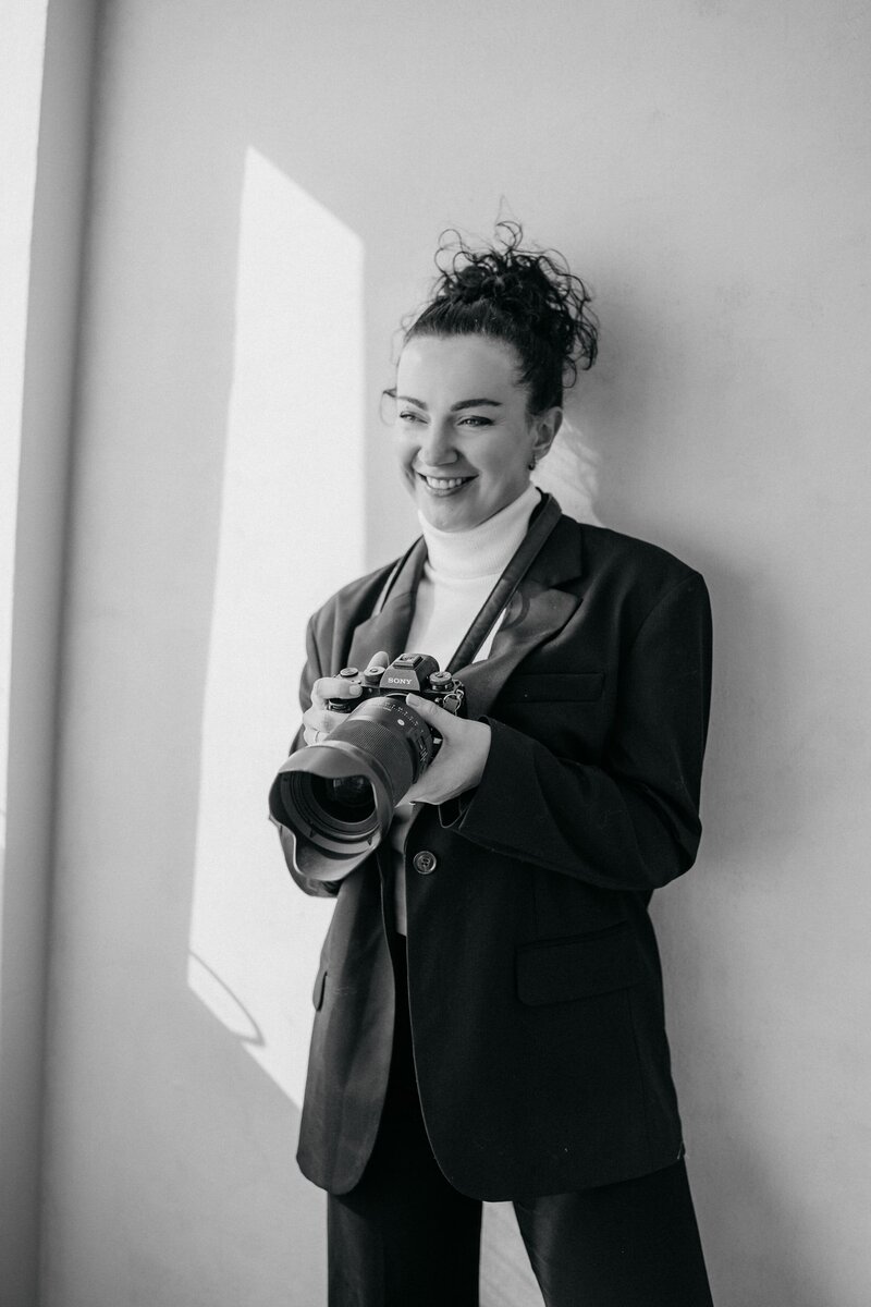 Porträt einer lächelnden Frau in Fotostudio