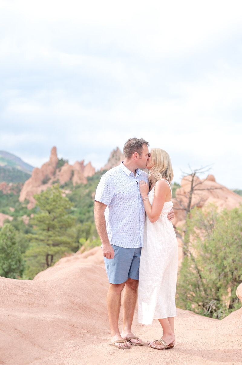 Mom and dad sharing a romantic kiss at Garden of the Gods park in Colorado Springs, Colorado