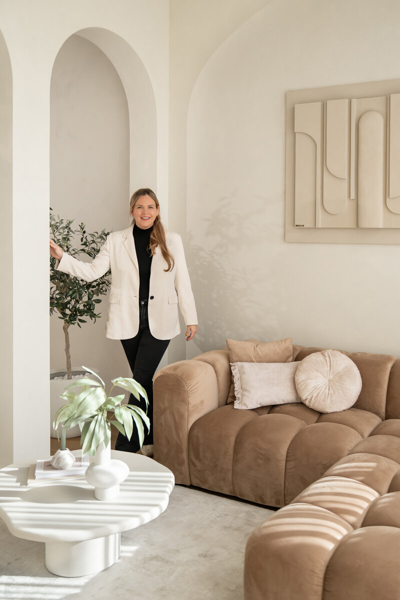 Juliette Laurant ervaren fotograaf en oprichtster van Studio Laurant en Juliette Fotografie, gespecialiseerd in trouw-, portret- en lifestylefotografie.