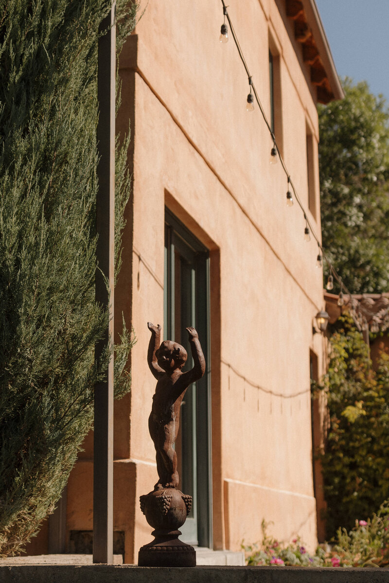 An exclusive Idaho villa wedding, blending elegant outdoor receptions, high-end details, and fine art photography for a luxury wedding experience.