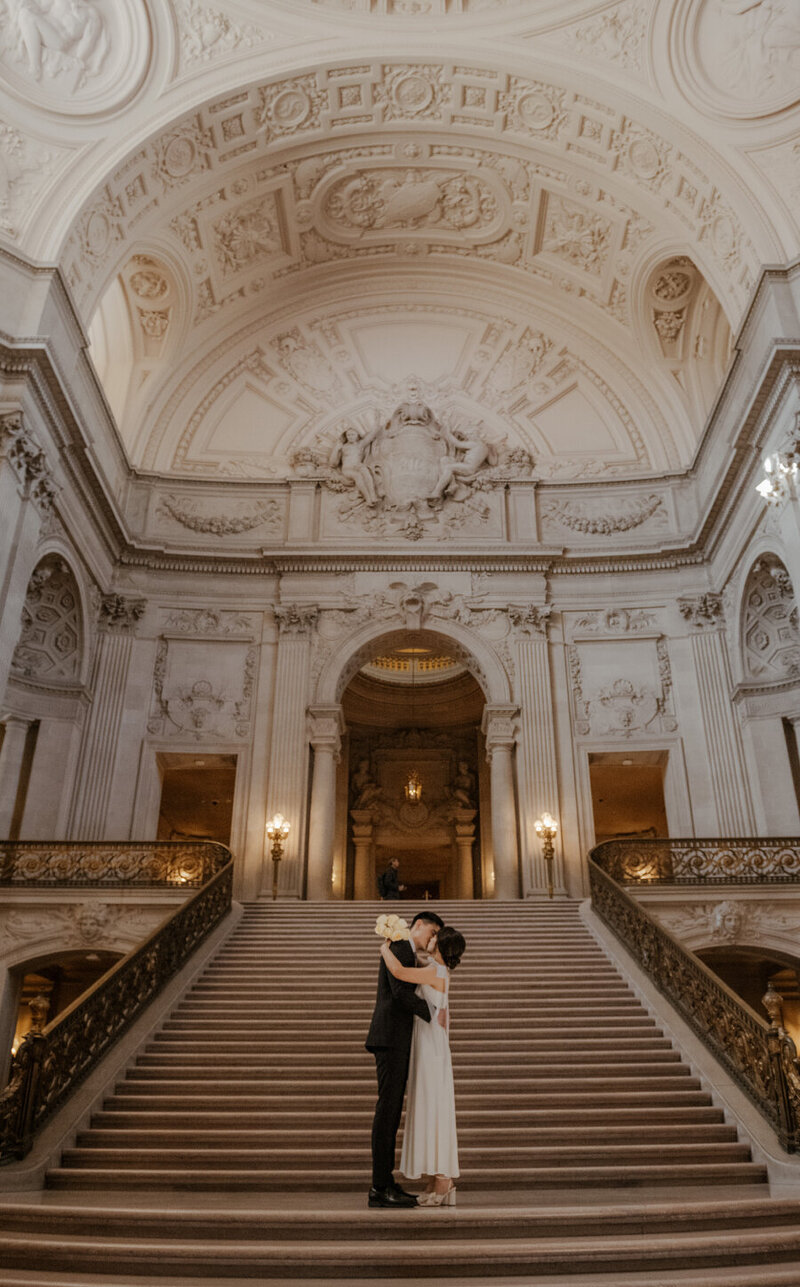 city-hall-kiss