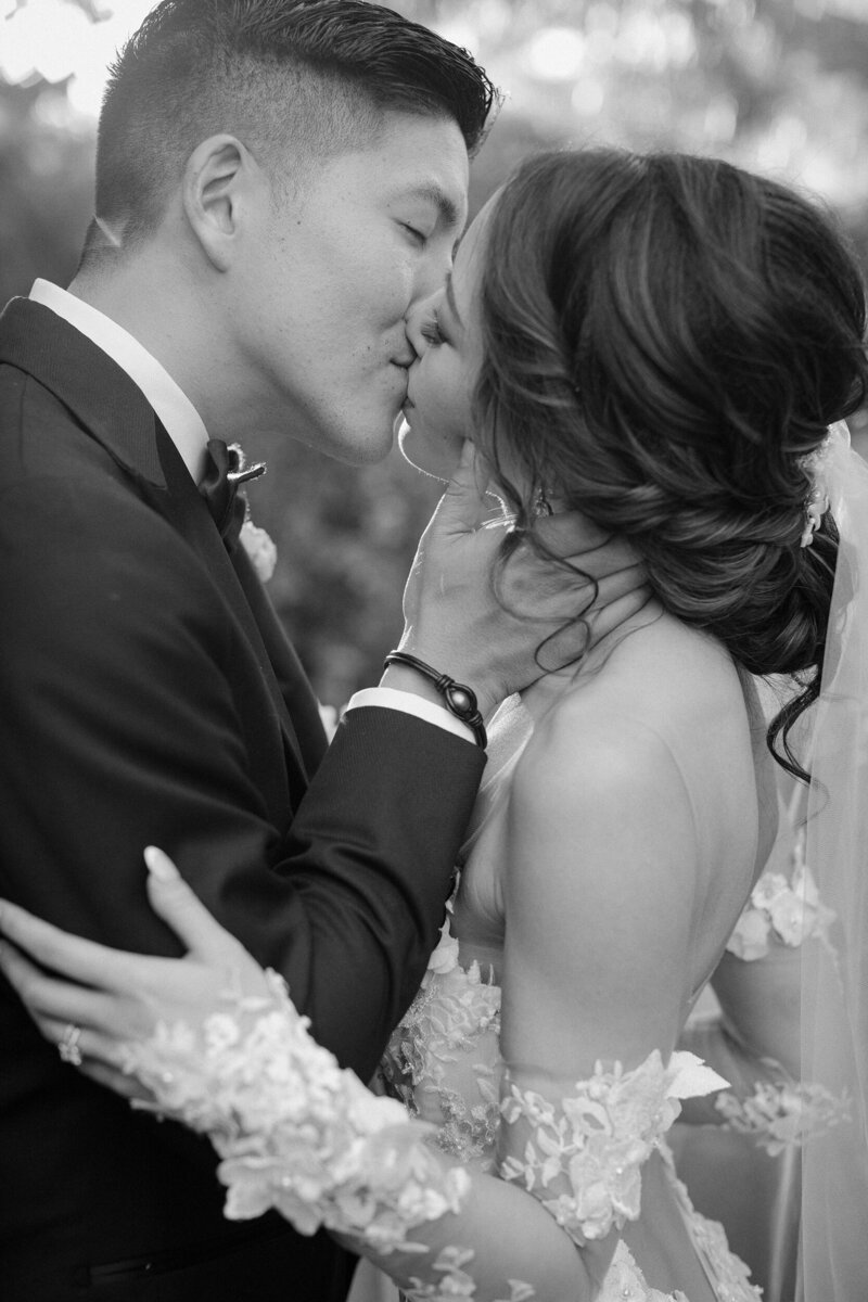 kiss_wedding
