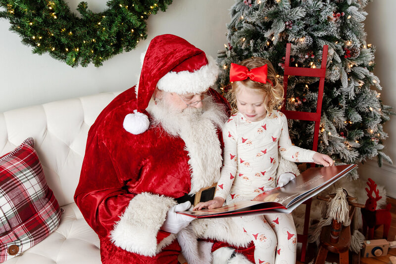 st-louis-santa-photographer-little-girl-on-santas-lap-reading-a-book