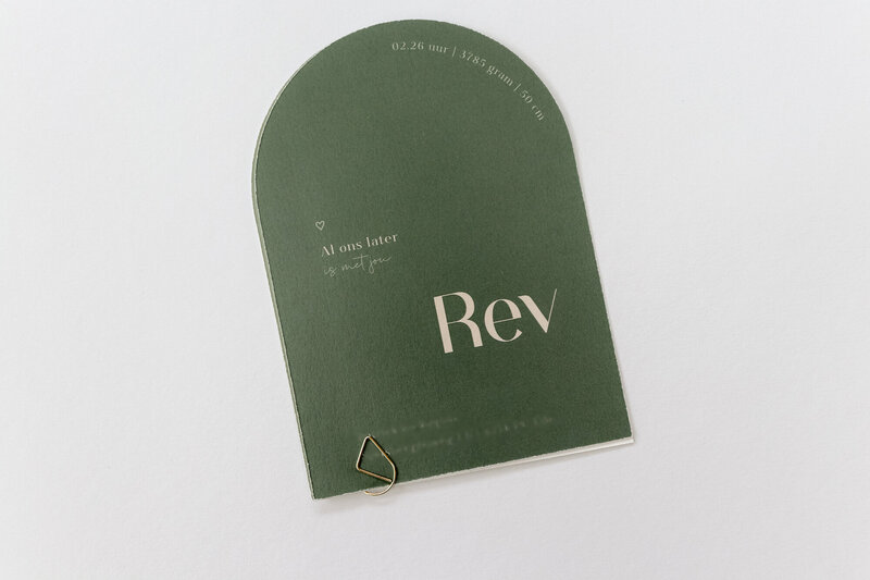 Halfrond-geboortekaartje-Rev-jongen-in-groen-beige-met-labels-9