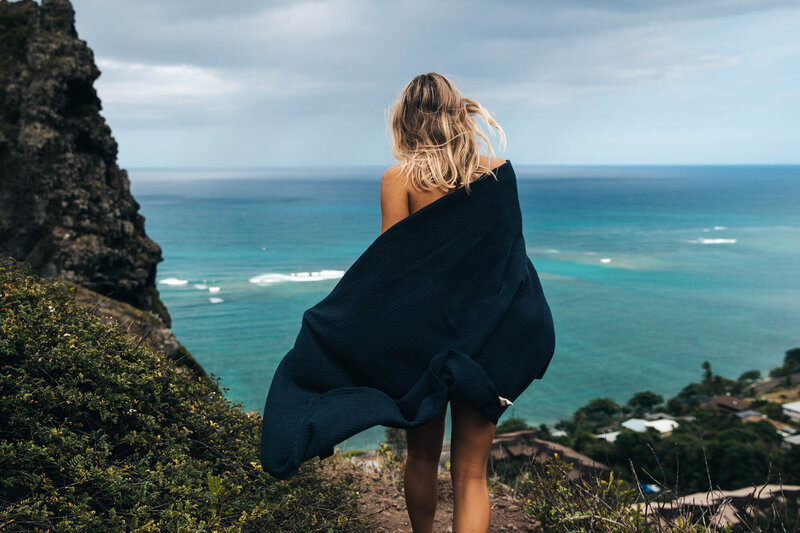 girl-on-hike-in-hawaii