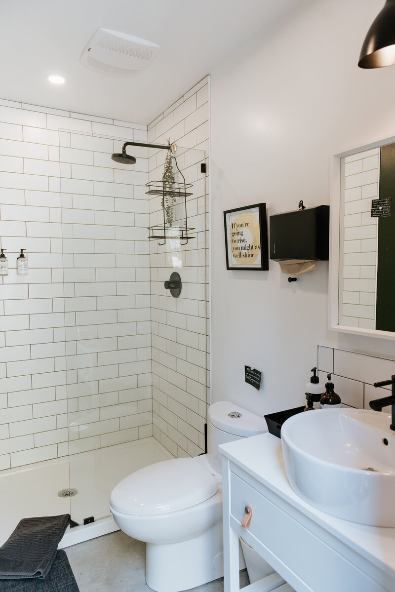 Nectar Yoga Onyx Lodge Outdoor Washroom Interior Vancouver British Columbia Canada 05_2023 @RobinBonnerPhotography (1)