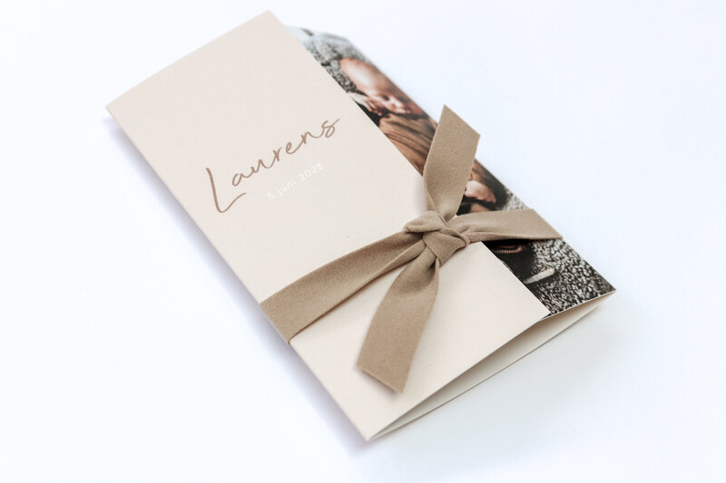 Drieluik-geboortekaartje-Laurens-met-beige-lint-14