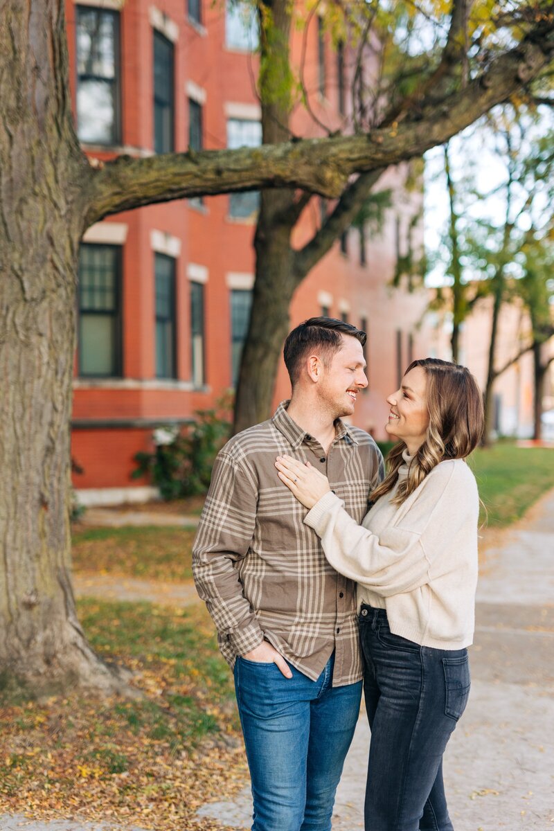 couple posing on rooftop in downtown indianapolis