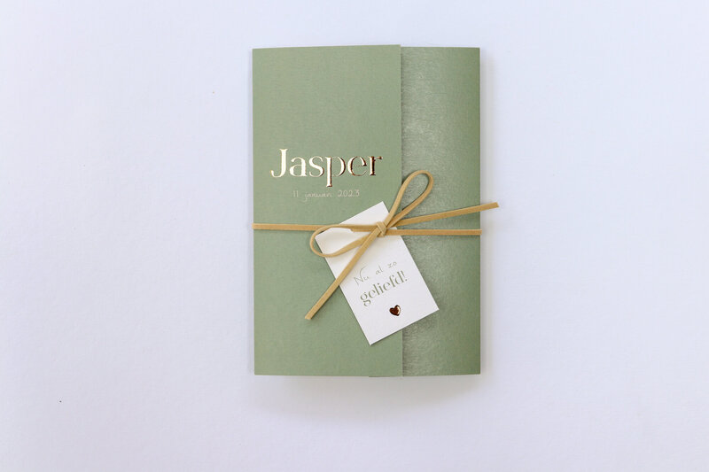 Chique-tweeluik-geboortekaartje-jongen-Jasper-in-groen-met-goudfolie-en-beige-6