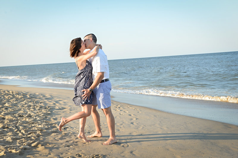 JandDstudio-family-beach-NJ-couple-kissing (2)