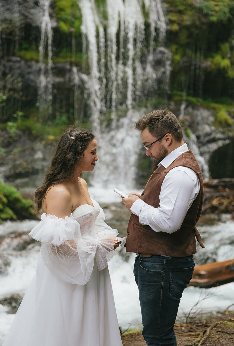 oregon-waterfall-elopement-wind-mountain-ranch-washington-391