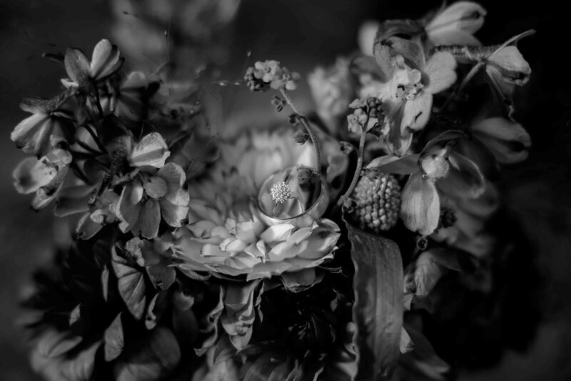 Trouwboeket met luxueuze uitstraling en prachtige bloemen zwart/wit