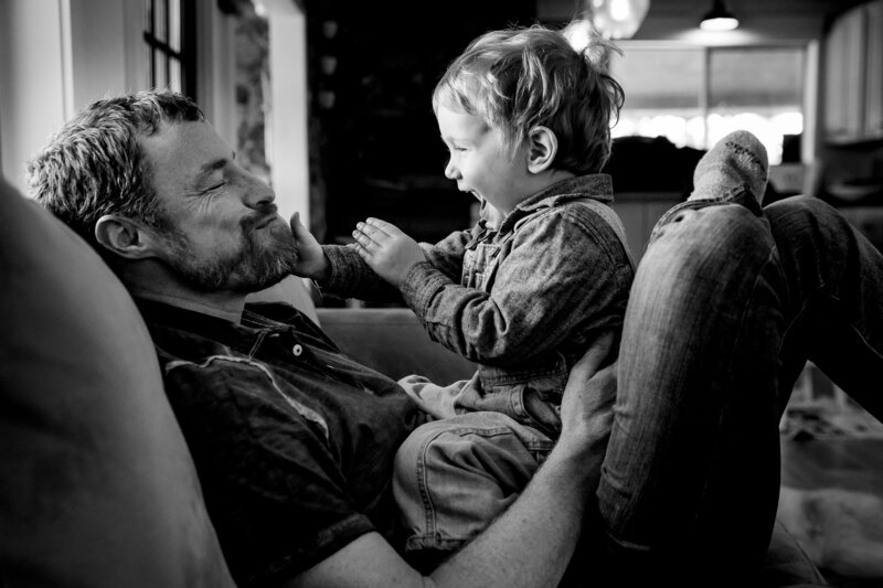 father-son-play-lifestyle-portrait-coeur-dalene