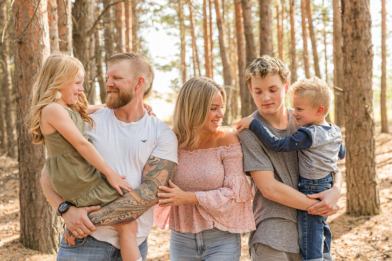 2024-krystal-moore-photography-moose-jaw-forest-minis-family-3