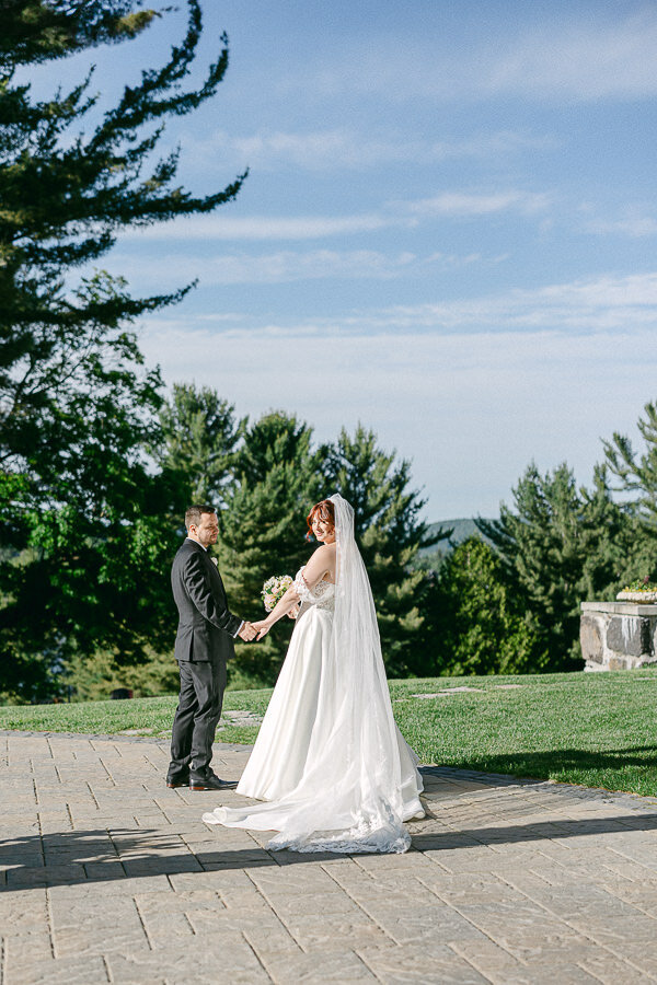 Un couple de nouveaux mariés font la pose devant le Manoir Stonehave