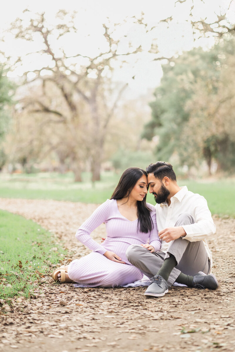 couple-tender-moment-maternity-photoshoot