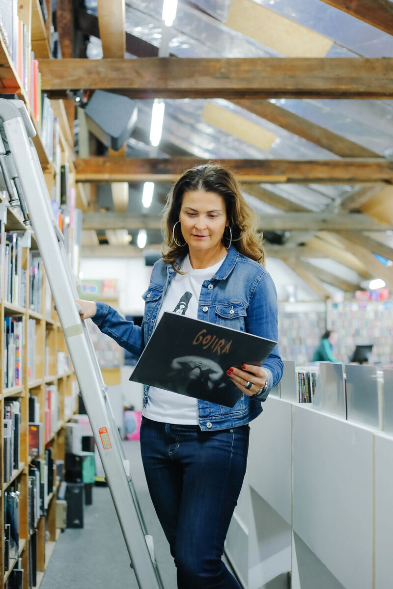 Businessreportagefoto einer Mitarbeiterin im Firmengebäude

