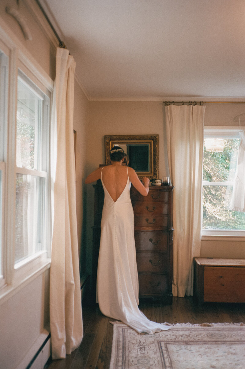 bride gets ready in childhood home for backyard wedding in philadelphia pa