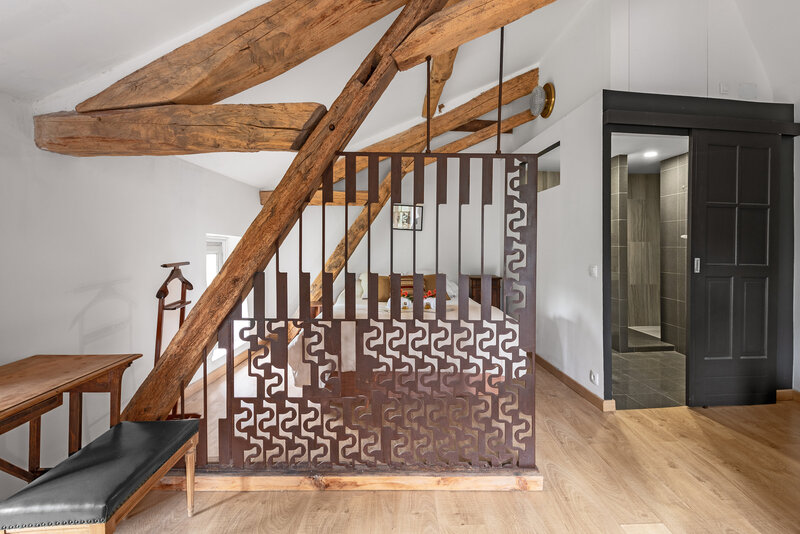 Chambre Mésange et son style industriel avec les poutres apparentes
