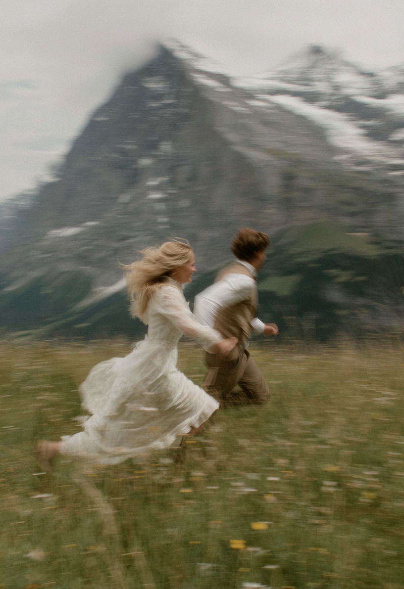 u8487914977_a_photo_of_the_blonde_girl_in_a_white_wedding_dre_28ef70e4-2ea3-49a5-9ea6-80f89b29015c_3