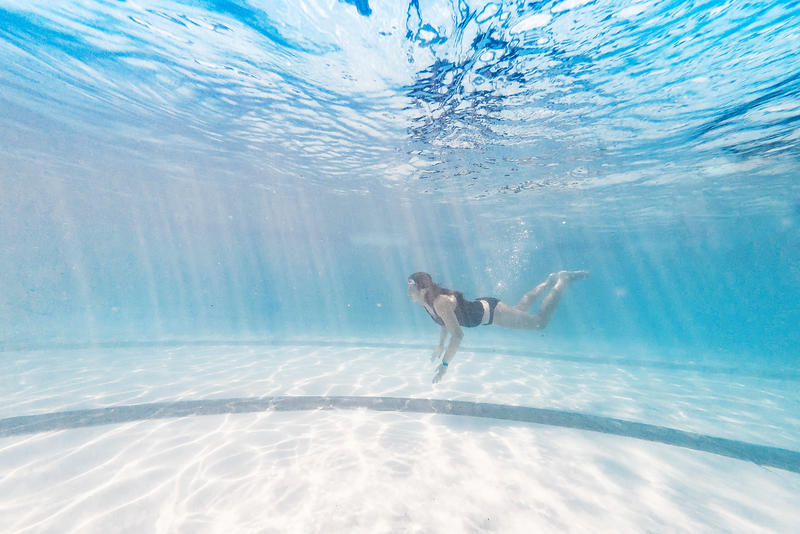 Child-swimming-underwater