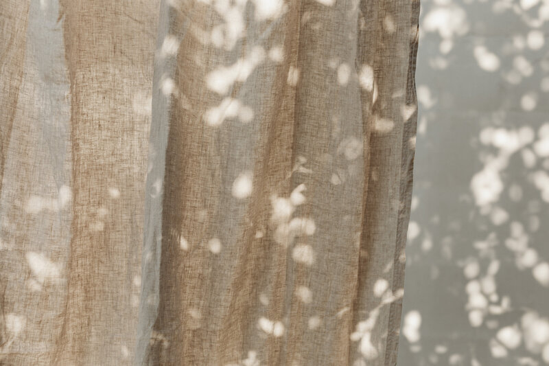 kaboompics_linen-curtains-and-sunshine-backgrounds-wallpapers-negative-space-27209