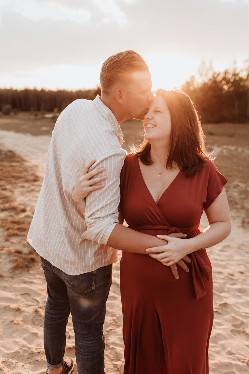 Zwangerschapsshoot koppel heide buiten Jolien Leen Fotografie