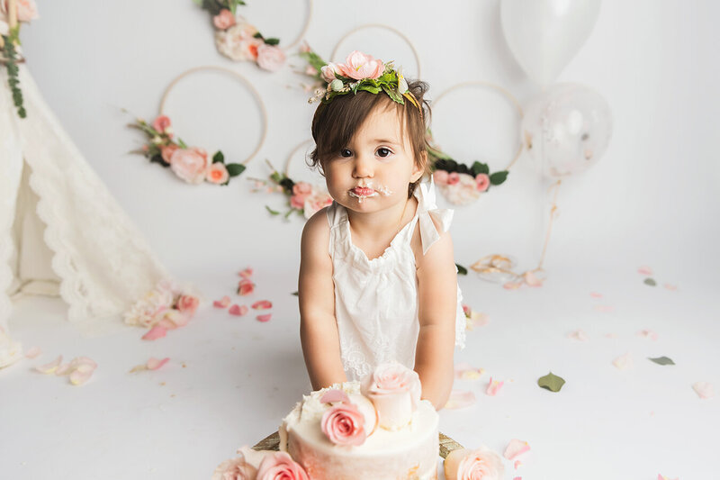 Cake smash with pink flowers that absolutely pinterest worthy