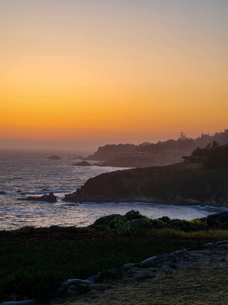 Golden sunset over the rugged coastline of Northern California, with waves crashing against rocky cliffs ©Stephanie Dosch | theViatrix Custom Itinerary Planning