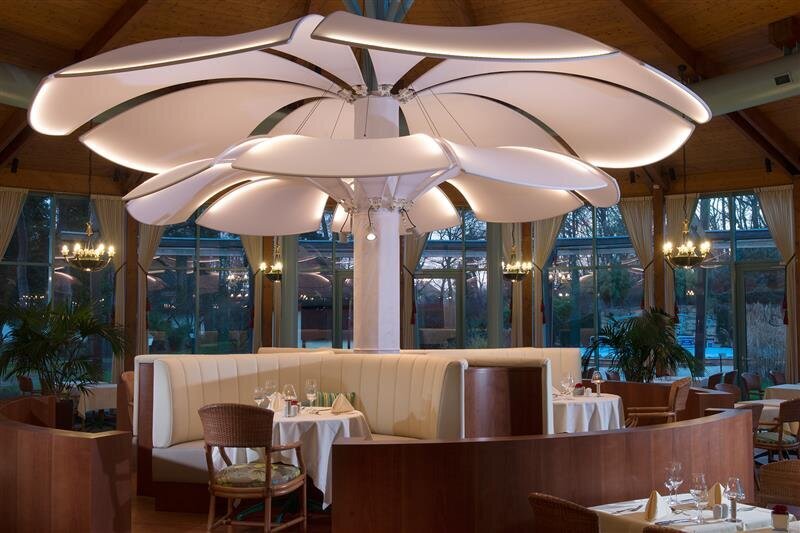 Sitzplättze im Innenraum des Gartenrestaurant im Hotel Bernstein.