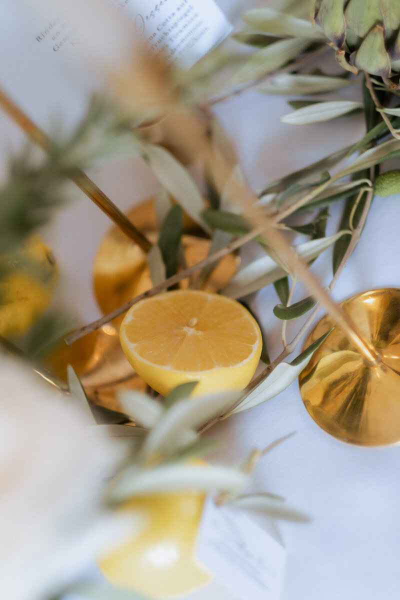 Tichdeko mit Olivenzweigen und Zitronen